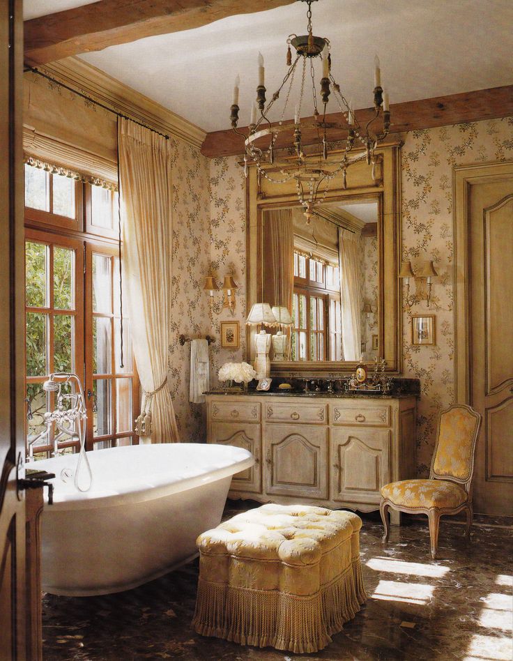 Phòng tắm với giấy dán tường hoa lá và nội thất gỗ sang trọng