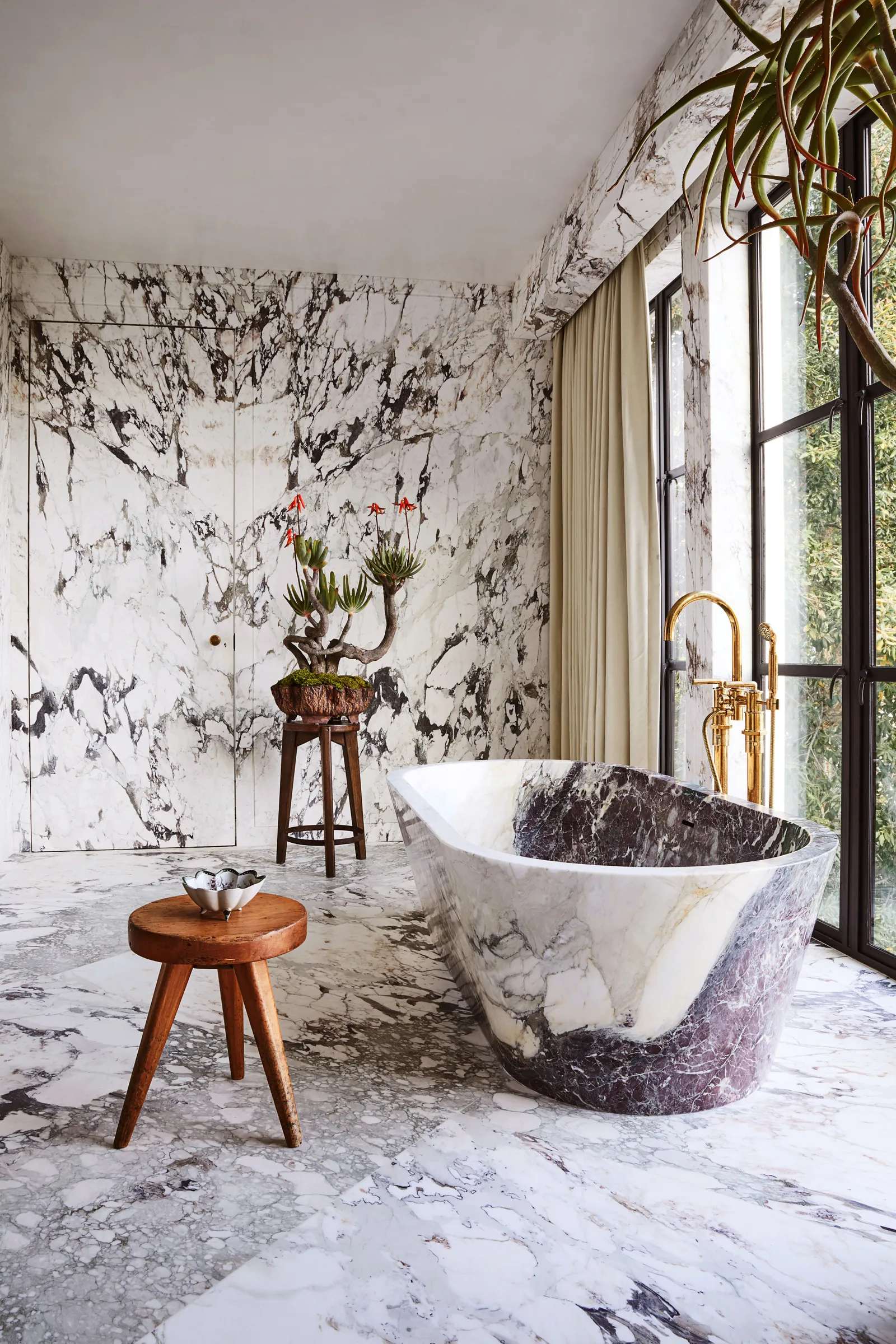 Mẫu bồn tắm nằm đẹp bằng đá marble