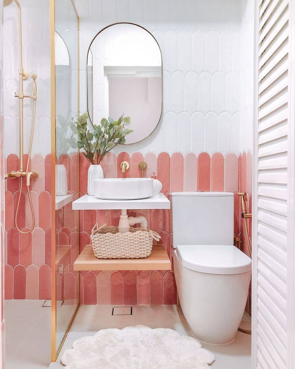 Mẫu bồn tắm đứng kính màu hồng dễ thương