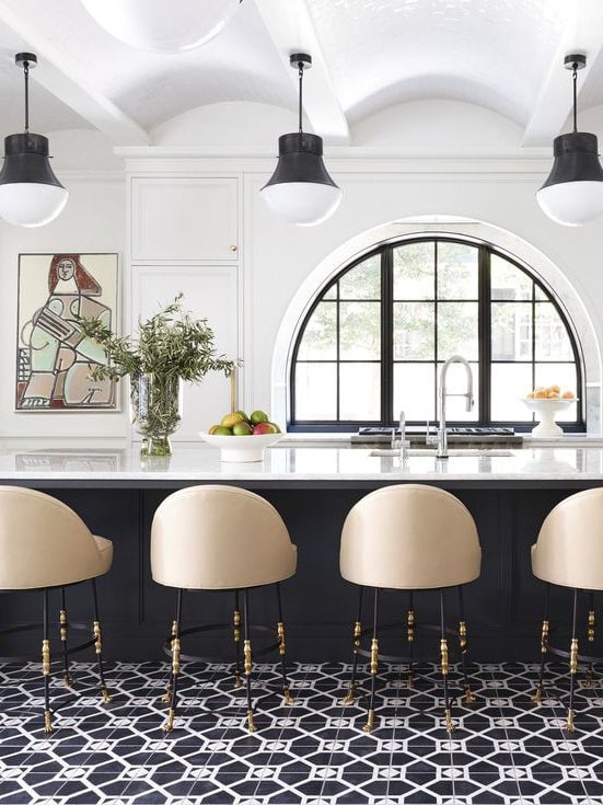 Những line đen mảnh gợi nhắc phong cách Art Deco trong mẫu cửa sổ phòng bếp này