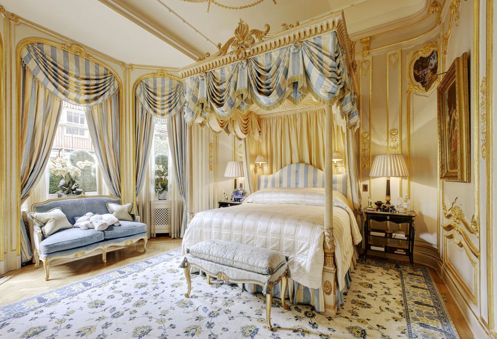 mẫu phòng ngủ hoàng gia màu vàng