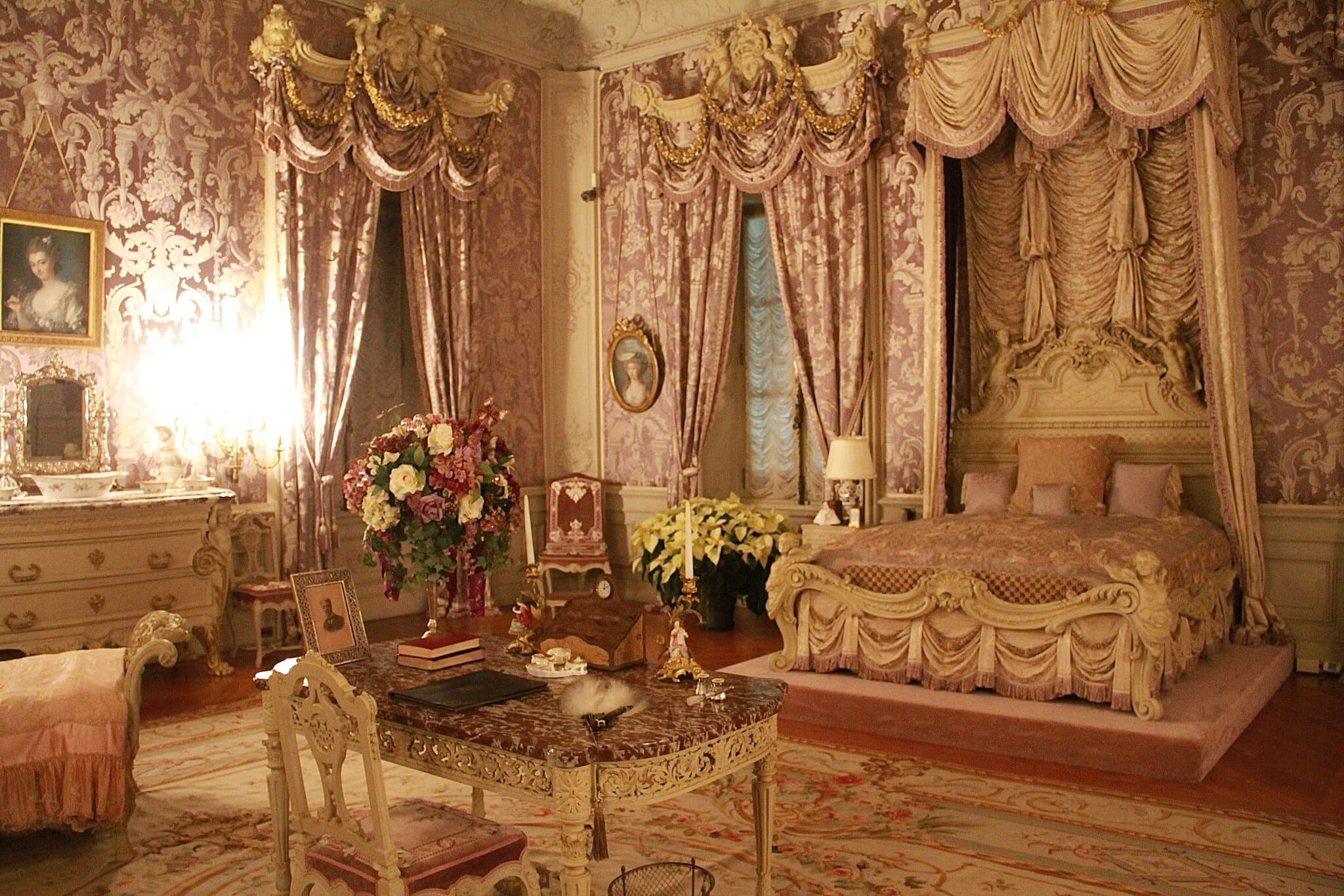 Phòng ngủ hoàng gia phong cách Botique cổ điển cầu kỳ